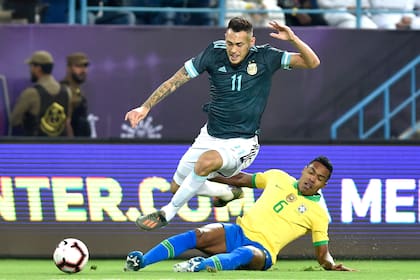 Ocampos lucha con Álex Sandro. El volante jugó un buen primer tiempo.