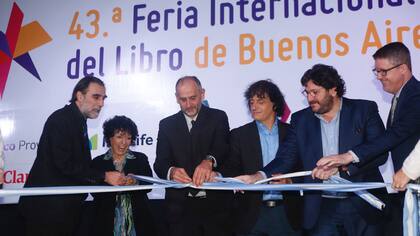 Oche Califa, director de la FIL; Luisa Valenzuela, escritora; Martín Gremmelspacher, presidente de la Fundación del Libro; el ministro de Cultura porteño, Angel Mahler, ministro de Cultura porteño; Pablo Avelluto, ministro de Cultura de la nación y el director de la Biblioteca Pública de Los Angeles