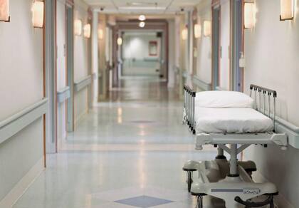 Ocho de cada 10 hospitales en Puerto Rico operan en déficit, dice a BBC Mundo un experto en temas financieros del sector sanitario en la isla.