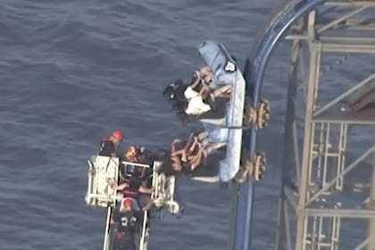 Ocho estudiantes quedaron atrapados en una montaña rusa en Texas