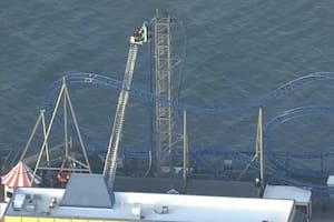 Ocho estudiantes quedaron atrapados cuatro horas en una montaña rusa a 30 metros de altura