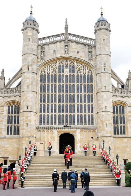 Ocho guardias reales trasladaron sobre sus hombros el féretro hasta el interior de la capilla, subiendo uno a uno los escalones