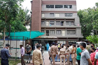 Ocho pacientes de coronavirus murieron debido a un incendio en un hospital en el oeste de la India