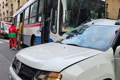 Ocho personas debieron ser trasladadas a distintos hospitales porteños luego de que chocaran un colectivo y una camioneta en el barrio de Monserrat