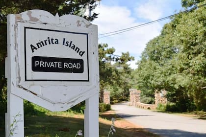 Ocho torres de un castillo medieval invitan a cruzar un puente de 76 metros que conduce a la isla Amrita (Cape News)