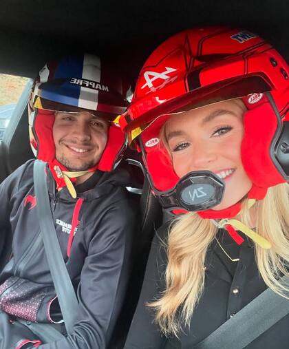 Ocon y Barla arriba de un auto de carreras