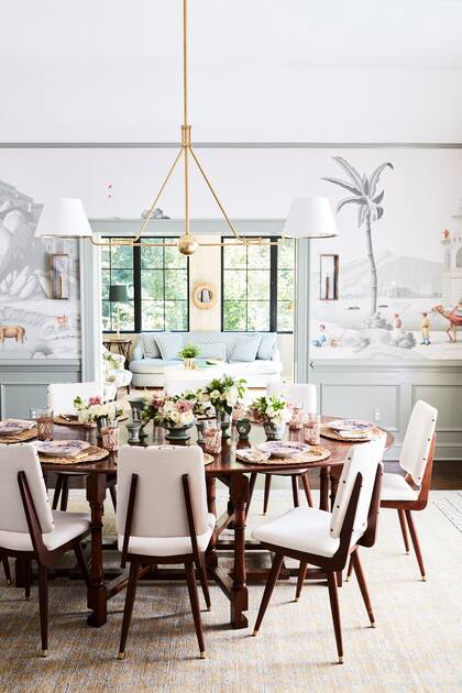 O'Connell eligió Early Views of India de De Gournay para las paredes del comedor, proporcionando una sensación más romántica y lejana