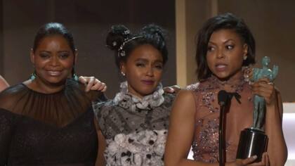 Octavia Spencer, Janelle Monae y Taraji P. Henson aceptan el premio al mejor cast por Talentos ocultos