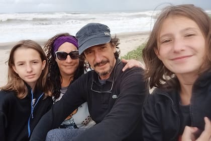 Octavio con su mujer, Julieta Fazzari, y sus dos hijas, Mila y Nina, en Mar de Cobo, en febrero pasado.