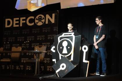 Octavio Gianatiempo y Octavio Galland ayer, presentando el descubrimiento en la Def Con, que se realizó entre el 11 y el 14 de este mes