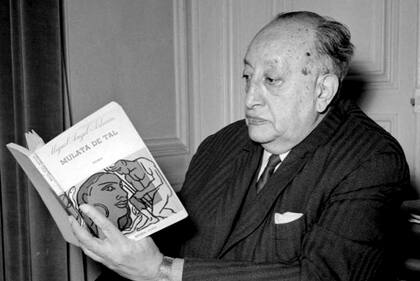 Asturias ganó el premio el año en que García Márquez publicó "Cien años de soledad".