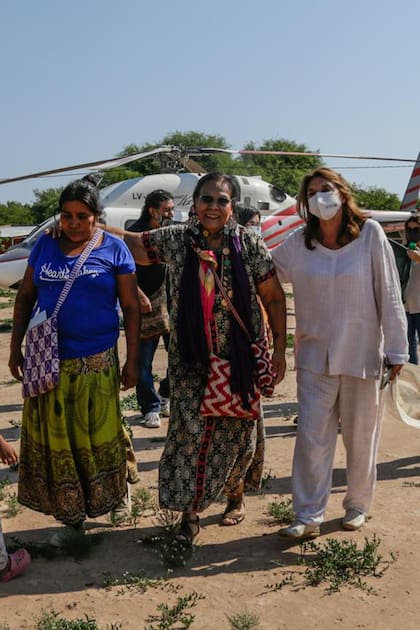 Octorina Zamora (en el centro) junto a una compañera y Marisa Graham, Defensora Nacional de los Derechos de las Niñas, Niños y Adolescentes (derecha), quien participó de la asamblea