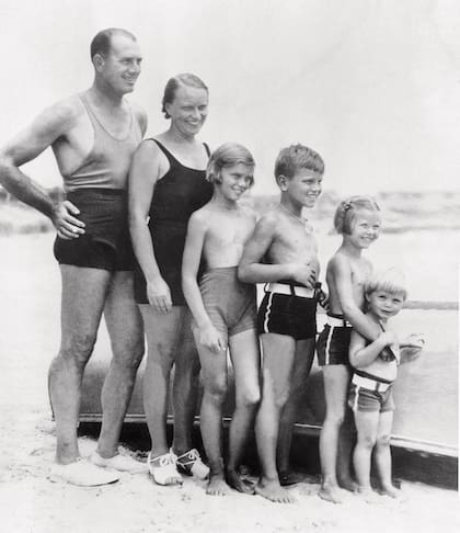 Octubre de 1935. La familia Kelly al
completo en una playa de Nueva Jersey: John Brendan, su
mujer Margaret Katherine y sus hijos Katherine Margaret,
John Brendan Jr. Grace Patricia y Elizabeth Anne.
