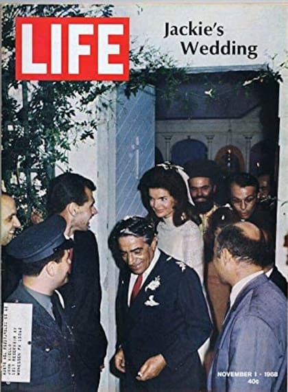Octubre de 1968. La prestigiosa revista Life, desde su portada, se hace eco de la boda de Aristóteles Onassis y Jacqueline Kennedy. La imagen los muestra saliendo de la capilla Santísima Virgen, en Skorpios.