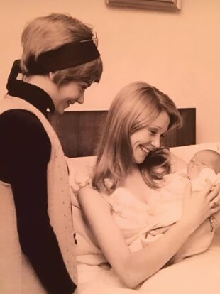 Octubre de 1972. Evangelina con su hija Julieta recién nacida en el
Sanatorio Mater Dei. Picchio fue una de las primeras en visitarlas.