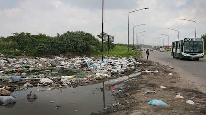 Octubre de 2013, en La Matanza, una triste imagen que ha empeorado en muchísimas otras calles, caminos y rutas del país