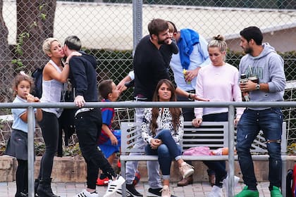 Octubre de 2016: Piqué y Shakira llegan a la escuela infantil de fútbol del Barcelona y saludan a Messi, Luis Suárez y Sofía Balbi, pero Antonela parece demasiado concentrada en otra cosa