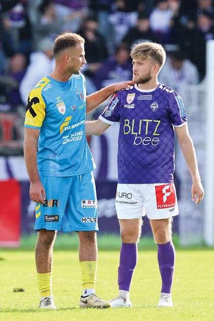 Octubre de 2025, en la cancha del estadio Max Aicher, con el jugador Paul Gobara del FC Hogo Hertha Wels al término del partido