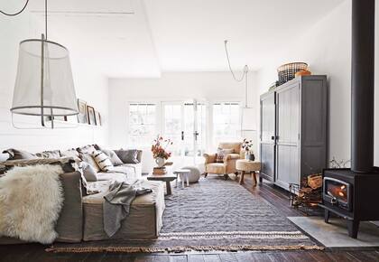 Oculto en el ropero hecho a medida, el televisor no perturba el clima rstico.