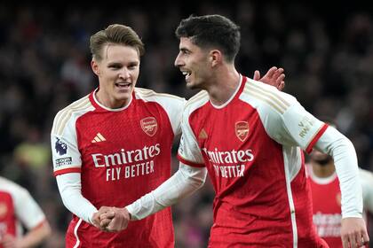 Odegaard festeja con Havertz; Arsenal quedó como puntero por mejor diferencia de gol