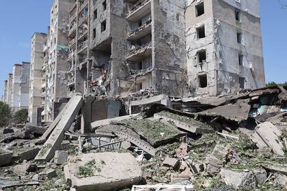 Esta foto muestra un edificio destruido cerca de Odesa, donde murieron 21 personas.  (Photo by Oleksandr GIMANOV / AFP)