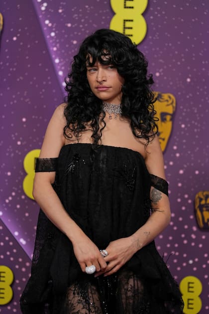 Odessa A'zion, nominada por su trabajo en Marty Supremo, en la alfombra roja de los Bafta