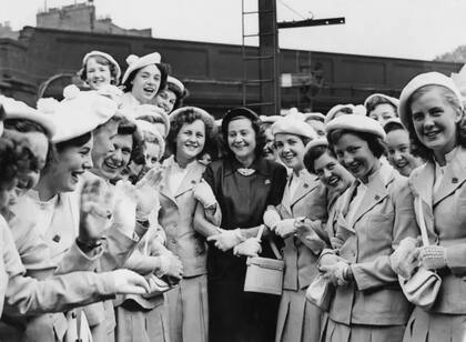 Odette fue muy celebrada a su regreso. Aquí, vestida de negro y rodeada de jóvenes en 1947
