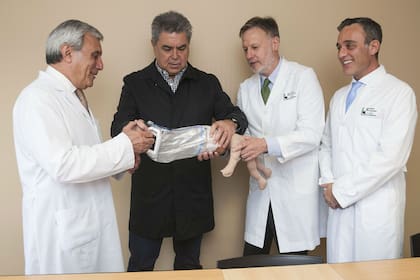De izquierda a derecha: el doctor Angel Fiorillo (Jefe Departamento de Ginecología y Obstetricia de Cemic), Jorge Odón (inventor), y los doctores Javier Schvartzman y Hugo Krupitzi, investigadores principales del proyecto