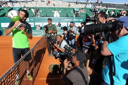 Berlocq besando el trofeo de cerámica del ATP de Oeiras, conquistado en 2014, luego de vencer a Bercych en la final.