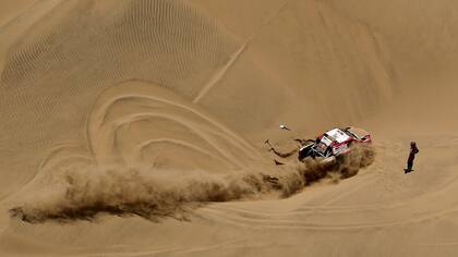 OEl navegante Matthias Baumel observa como su piloto, el príncipe qatarí Nasser Al-Attiyah, saca su Toyota de una incómoda posición. El príncipe es uno de los grandes personajes del rally