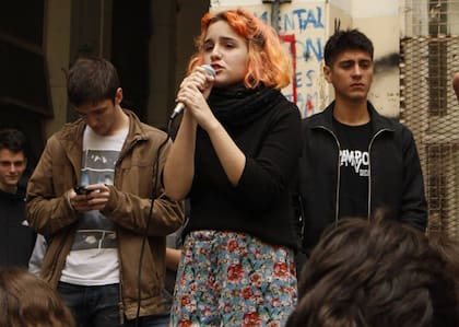 Ofelia Fernández liderando una asamblea estudiantil, en 2018