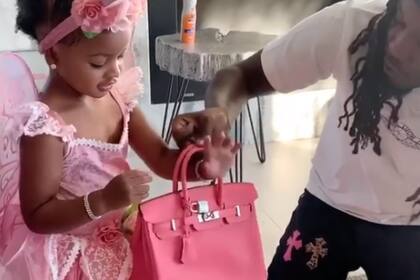 Offset le regaló a su hija de dos años una cartera de US$2000