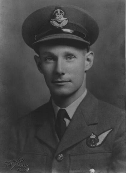 Oficial de Vuelo. Leonard Gavan Hughes. Fue condecorado por la Real Fuerza Canadiense con la Cruz de Vuelo Distinguido el 6 de enero de 1945 por su magnífico desempeño en operaciones de combate. (Cortesía Anne Rasmussen).