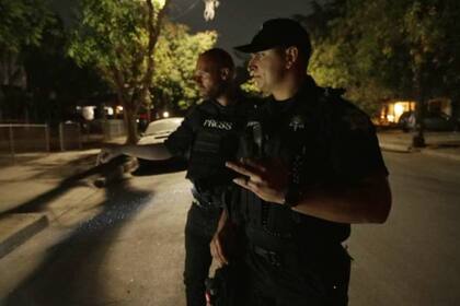 Oficial Nate Palomino en busca de casquillos de armas