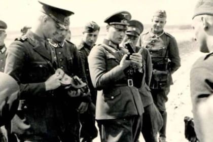 Oficiales alemanes revisan una Ballester Molina delante de soldados argentinos