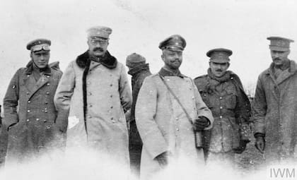 Oficiales británicos y alemanes reunidos en No-Man's Land durante la Tregua Navideña, que duró desde el 24 de diciembre a la noche hasta el 26