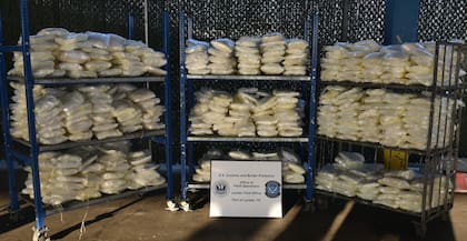 Oficiales de CBP incautaron paquetes que contenían más de 800 kilos de metanfetamina