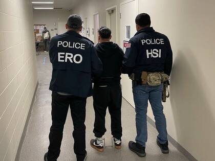 Oficiales de ERO, la división de arrestos del ICE, llevan detenido a un ciudadano cubano (X: @EROMiami)