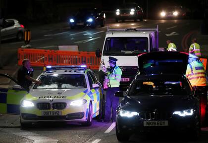 Oficiales de la policía arman un cordón en la escena del apuñalamiento múltiple, en Reading, Gran Bretaña