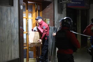 Oficiales de la Policía de la Ciudad ingresan al edificio donde encontraron muertos a una pareja y a sus dos hijos muertos