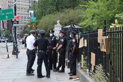 Oficiales de la policía de Nueva York, en el acceso al campamento
