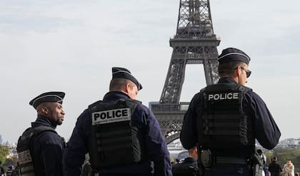 Oficiales de la policía en la plaza Trocadero, frente a la Torre Eiffel, uno de los puntos neurálgicos de los Juegos Olímpicos de París 2024