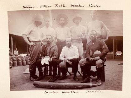 Oficiales de la redada británica posan en la ciudad de Benin en 1897, con algunos de los bronces de fondo