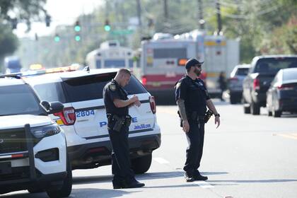 Oficiales de policía de Jacksonville bloquean la escena del crimen (AP Photo/John Raoux)