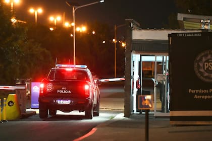 Oficiales de Policía de Seguridad Aeroportuaria salen, anoche, de las oficinas de Alpha Centauri, después del allanamiento