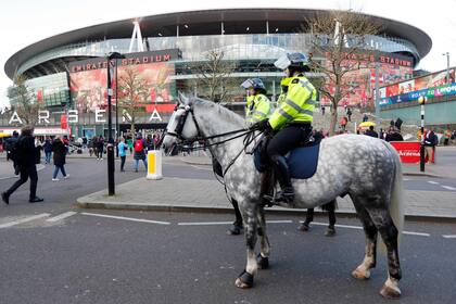 Oficiales de policía patrullan con su caballos alrededor del estadio del Arsenal, en el norte de Londres, antes del partido de final de la Liga de Campeones de la UEFA entre el Arsenal y el Bayern de Múnich.