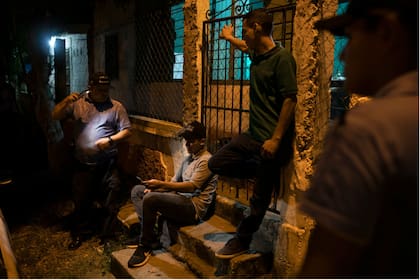 Oficiales de policía que investigaban un incidente en San Pedro Sula. En 2017, la policía diezmó las filas de Casa Blanca al encarcelar a muchos miembros