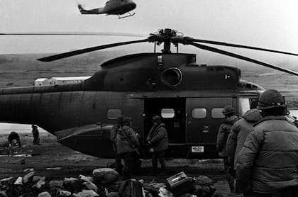 Oficiales del Ejército en un helicóptero Puma, en Malvinas. Este sería el último conflicto armado que involucraría a nuestro país, y a la vez sería el descrédito final para la última dictadura de la Argentina