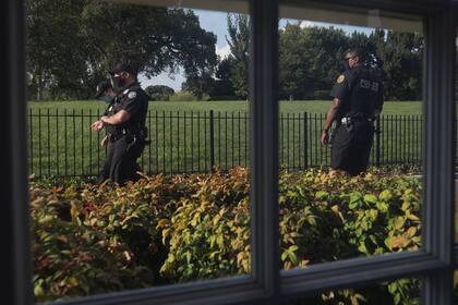 Oficiales del Servicio Secreto vigila fuera de la Sala de Prensa James Brady después de que se reportaron disparos cerca de la Casa Blanca el 10 de agosto de 2020 en Washington, DC