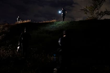 Oficiales durante la búsqueda de un cuerpo en San Pedro Sula.